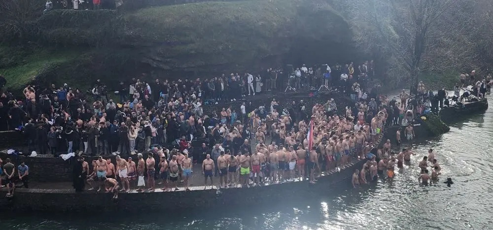U Podgorici na Nemanjinoj obali održano plivanje za Časni krst: Prvi doplivao Bogdan Jovićević (FOTO/VIDEO)