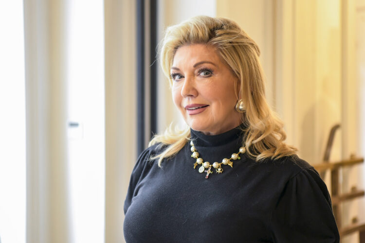 Suzana Mančić se pohvalila prvim čekom