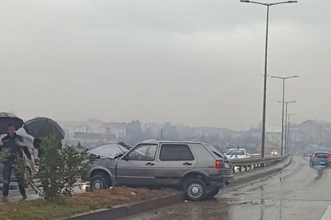 Podgorica: Izletio sa trake i udario u banderu