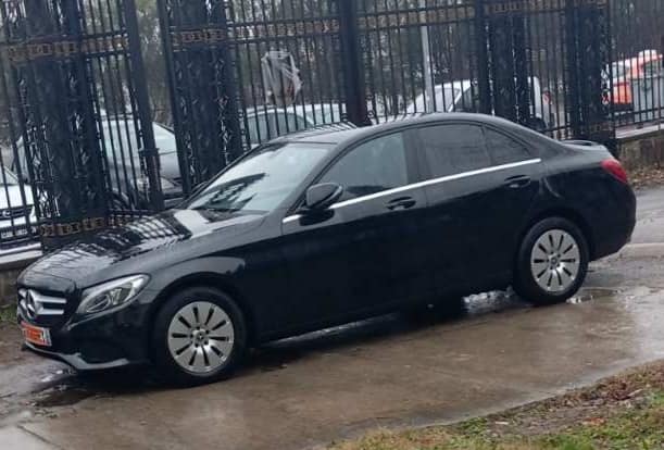 Alternativa objavljuje: Zaposlena u Kliničkom centru upisivala sebi prekovremene sate pa se častila Mercedesom na račun građana!