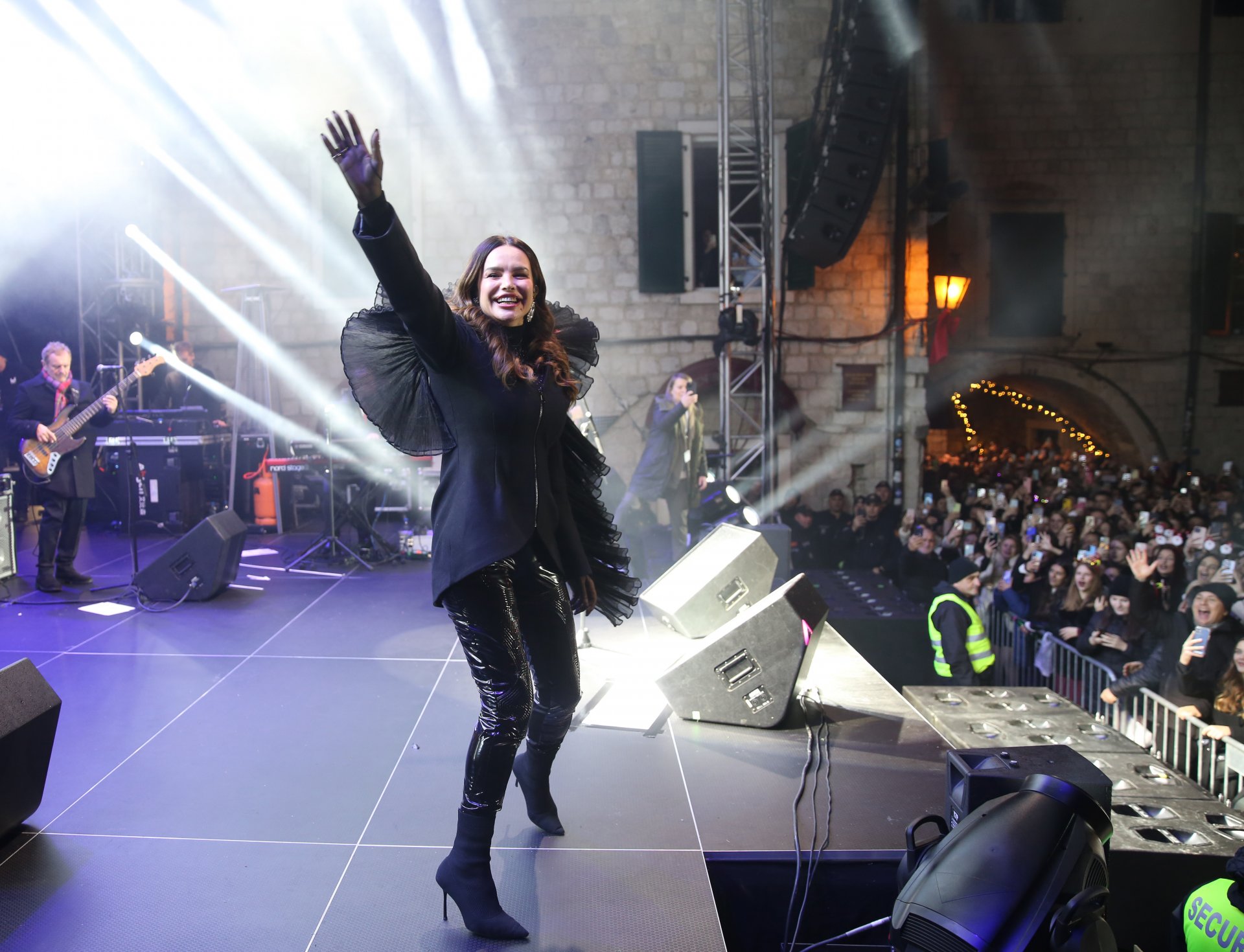 SEVERINA, ODBRANI NAM PREVLAKU