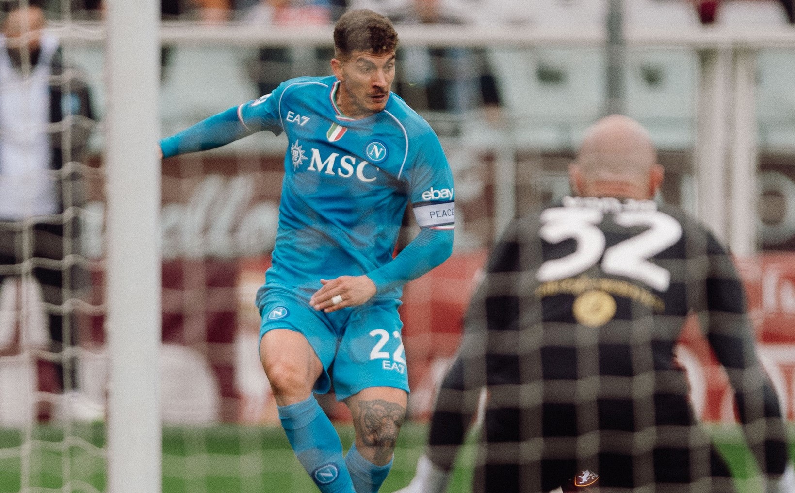 Navijači Napolija gađali fudbalere bakljama