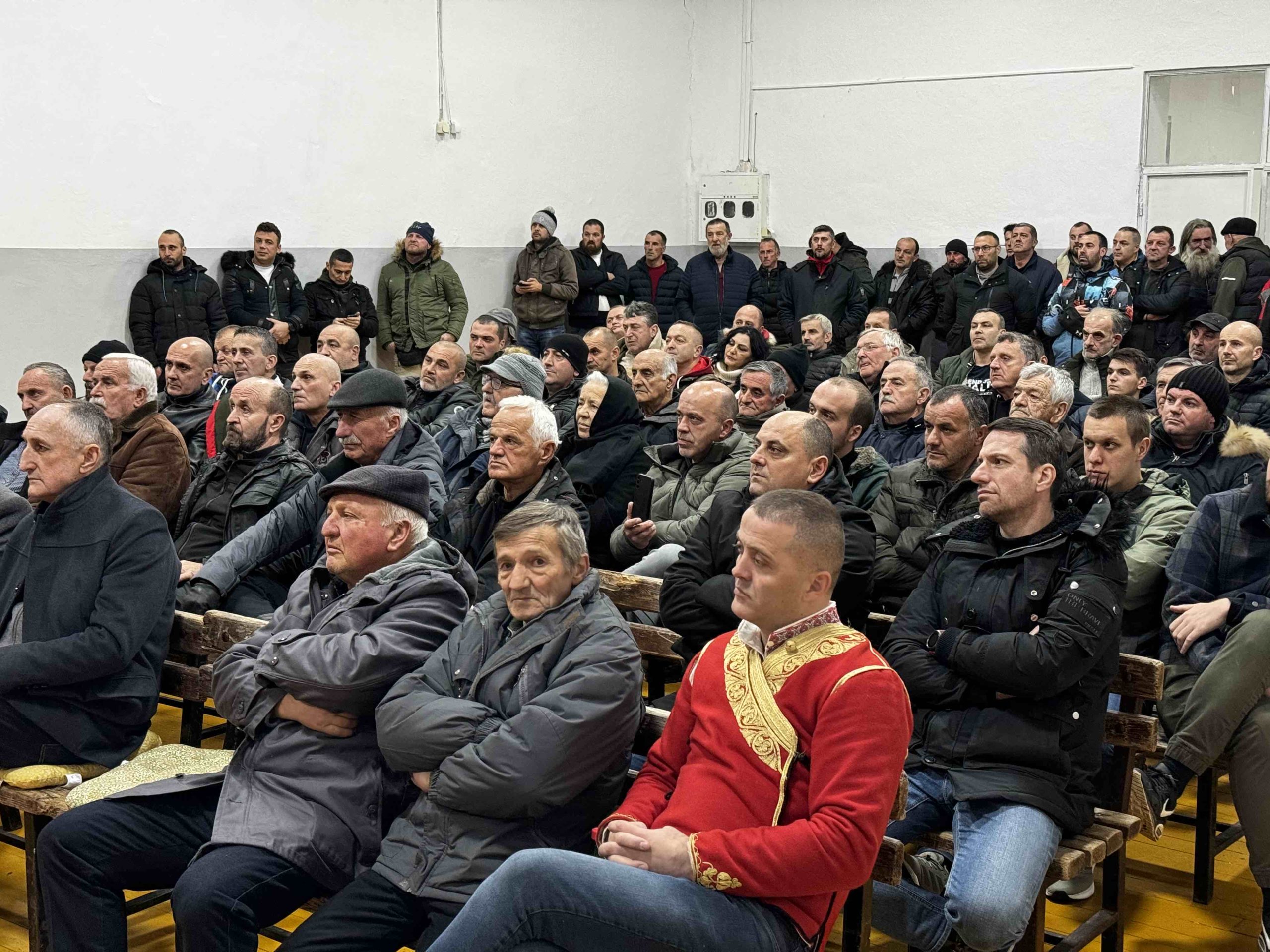 Sastanak Kuča na Ublima: Kreću u potpisivanje peticiji o izmještanju spomenika krvniku Mirku Petroviću!