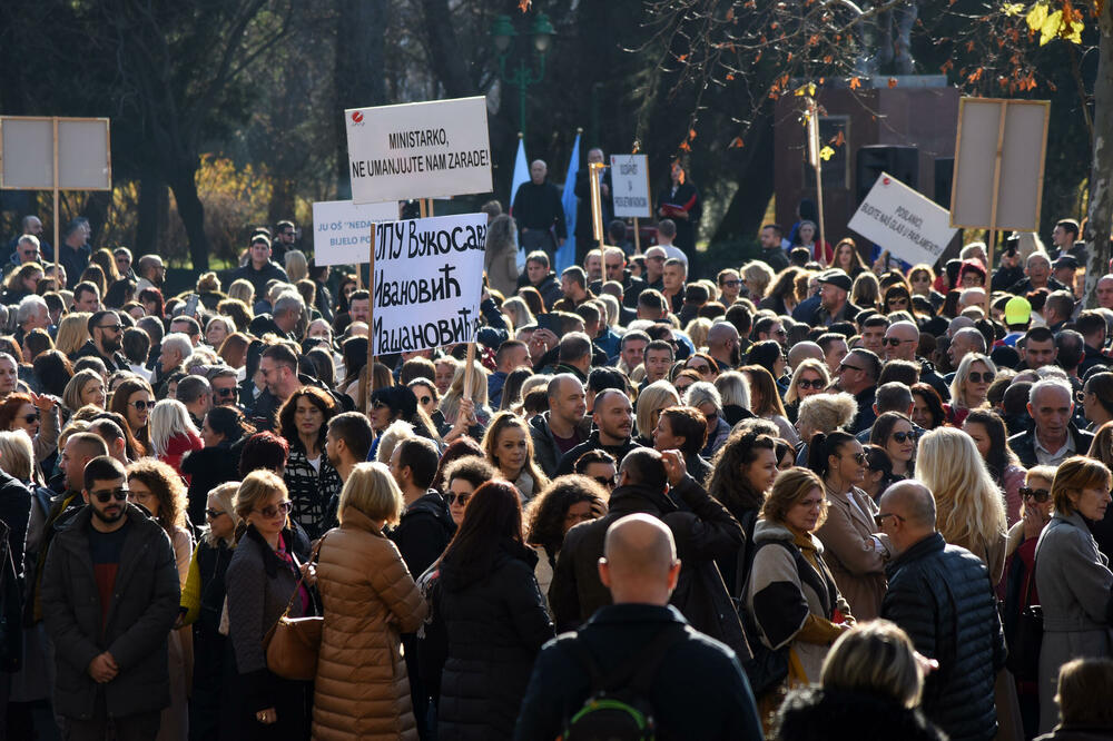 Gdje ste bili prosvjetari trideset godina: Što ste ćutali kad su Milo, Migo i ekipa ukidali srpski jezik, a kolege vam otjerali s posla!