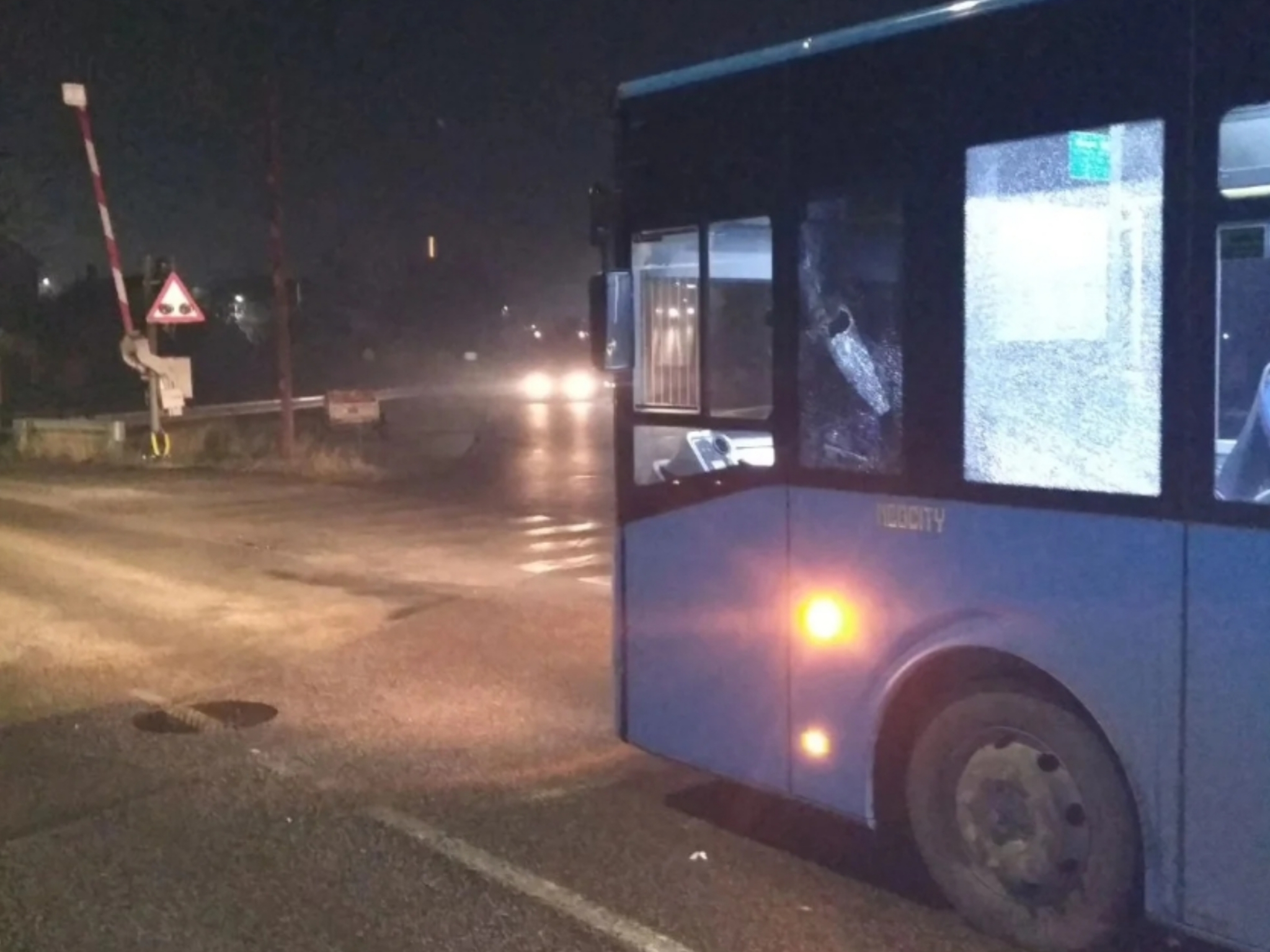 Na Koniku: Putnica izašla iz autobusa, pa kamenom gađala vozilo! (FOTO)