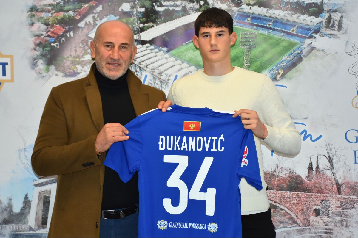Brat Viktora Đukanovića potpisao profi ugovor sa „plavima“