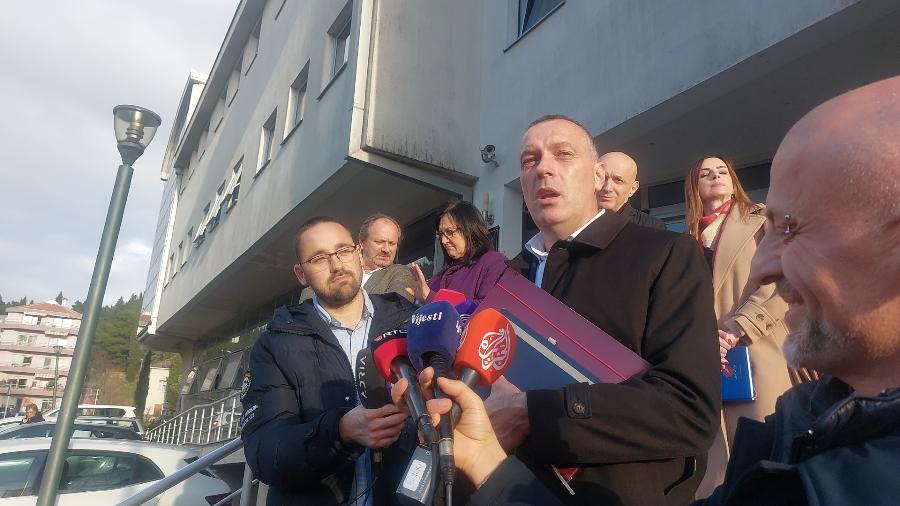 Sindikat prosvjete traži veće plate, prijeti tužbama i najavljuje štrajk