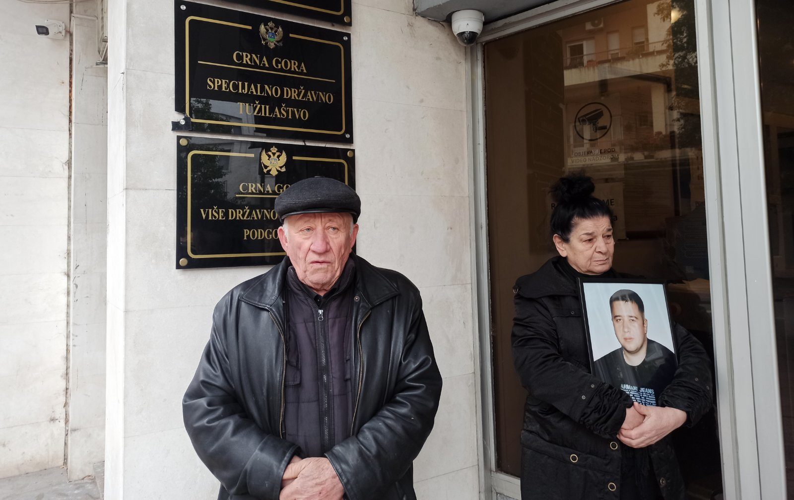 Roditelji ubijenog Saše Klikovca štrajkuju glađu ispred SDT-a zbog puštanja na slobodu njegovih navodnih ubica: Za BORBU poručuju – ovo je sramota za Crnu Goru!