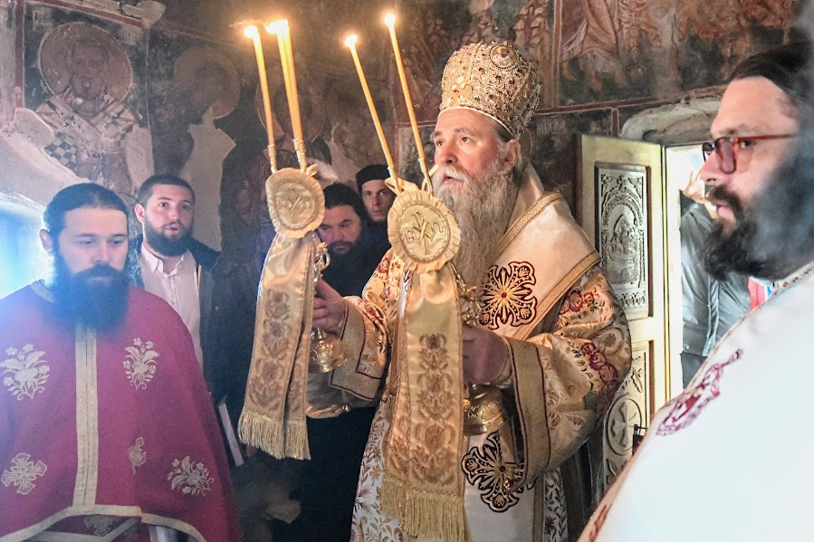 Mitropolit Joanikije služio u manastiru Kom: Gospod je sišao na zemlju da baci oganj koji spaljuje grijehe a prosvjetljuje naše misli i srca