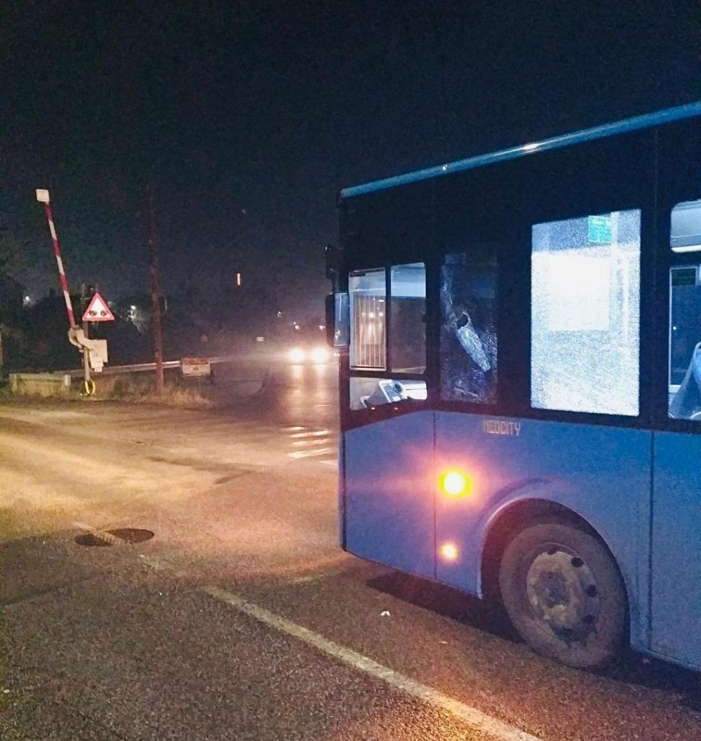 Zečević: Desetogodišnjaci zasuli autobus kamenjem, krivične prijave protiv roditelja