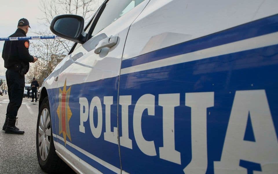 Ulcinjanin vozio neregistrovano vozilo, odbio alkotest, a potom vrijeđao policajce pa kažnjen sa ukupno 3500 evra