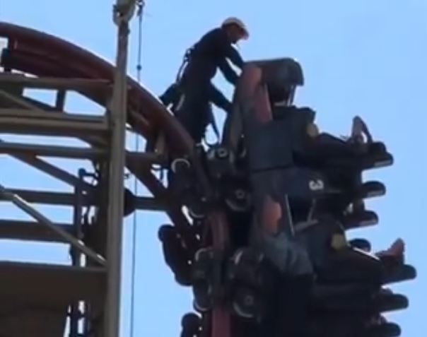 Pokvario se rolerkoster, ljudi visili na 30 metara (VIDEO)
