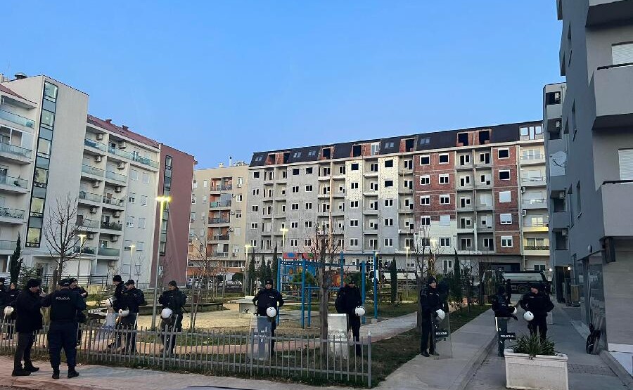 Počelo rušenje Lamele C na Zabjelu: Više stanara odbija da izađe iz zgrade