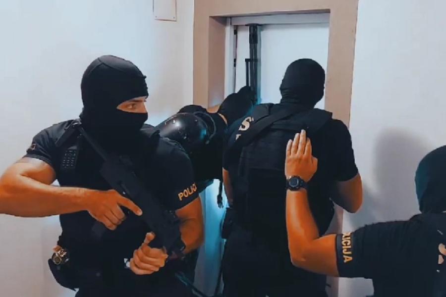 Uhapšen službenik MUP-a, terete ga za nezakonito izdavanje oružanih listova