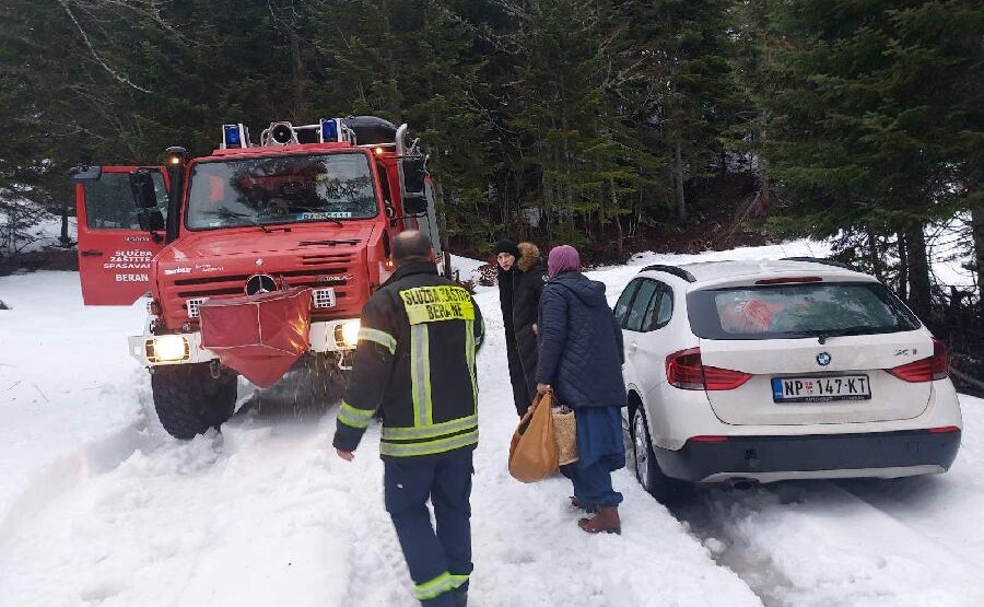 Vatrogasci spasili petočlanu porodicu iz vozila zaglavljenog u snijegu