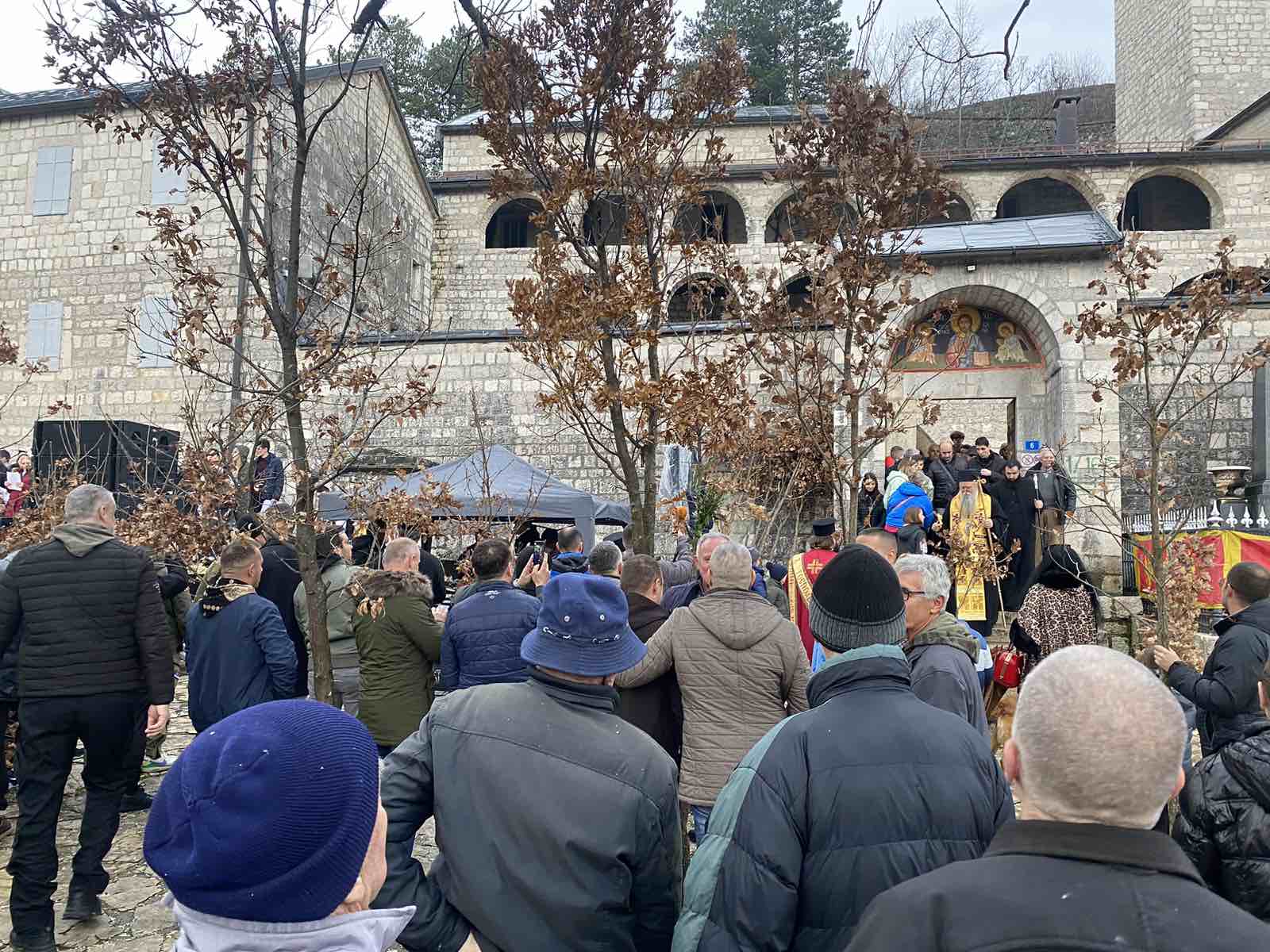 (VIDEO) Naloženi badnjaci ispred Cetinjskog manastira; Mitropolit Joanikije: Ova radost obuhvata nebo ona je vječna svjetlost i vatra ognjišta
