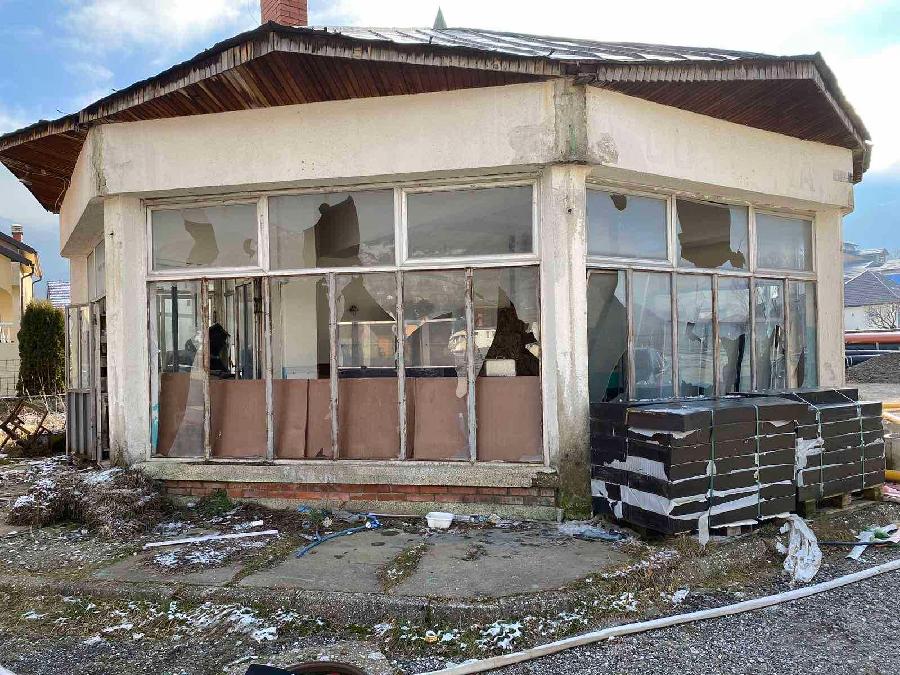 Autobuska stanica u Gusinju pretvorena u ostavu za sijeno