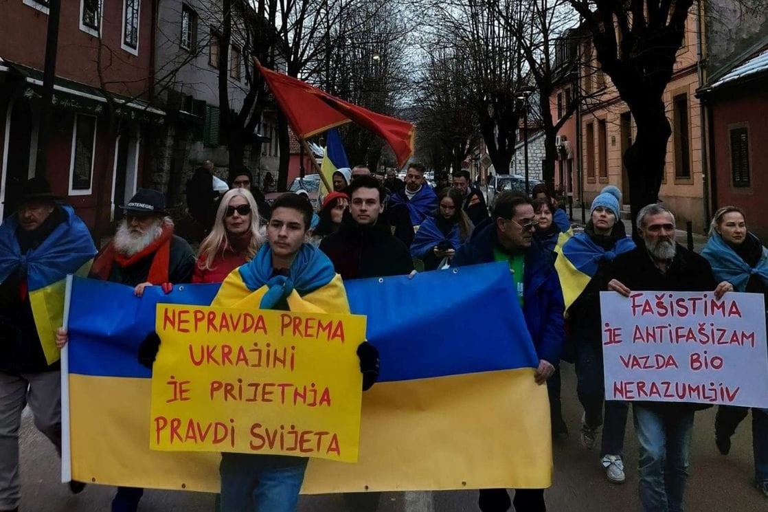 Uz tradicionalne fašističke pokliče, grupica Cetinjana i Ukrajinaca odala počast ukrajinskim vojnicima koji su danas stradali od svog režima