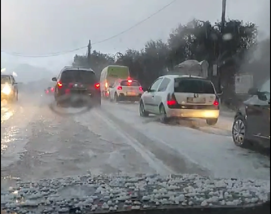 Zabijeljele ulice Bara, osim kiše padao i grad