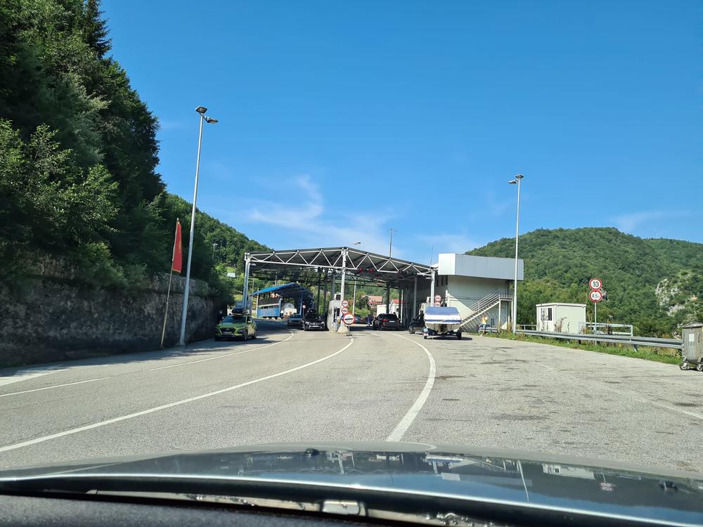 Spriječeno krijumčarenje skoro 2.500 komada neprijavljene odjeće i obuće, vrijedi oko 14.700 evra!