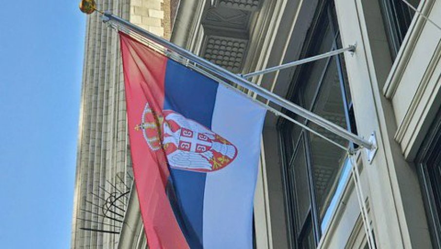 Zastava Srbije podignuta u Njujorku: Gradonačelnik Erik Adams proglasio 26. februar Danom srpskog nasljeđa