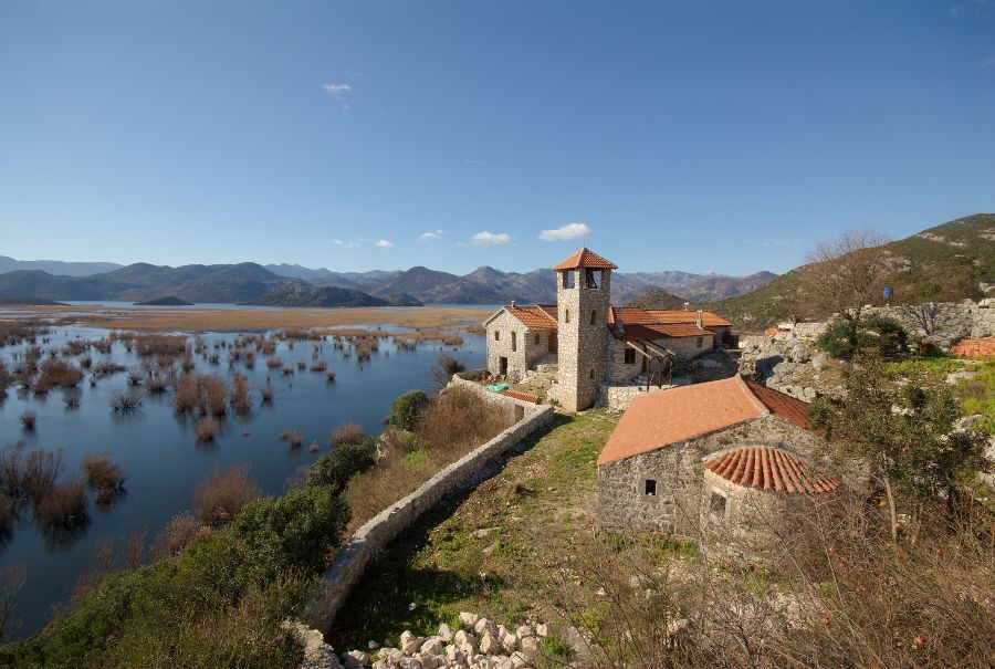 Oglasila se bratija manastira Kom povodom pisanja pojedinih medija: Netačni navodi da je monah oteo telefon, ni sa kim nije imao fizički kontakt!