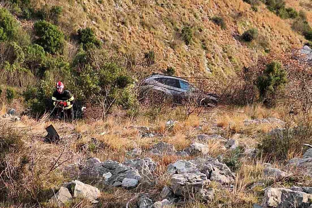 Udes u blizini Svetog Stefana: Mladić sletio u provaliju i poginuo