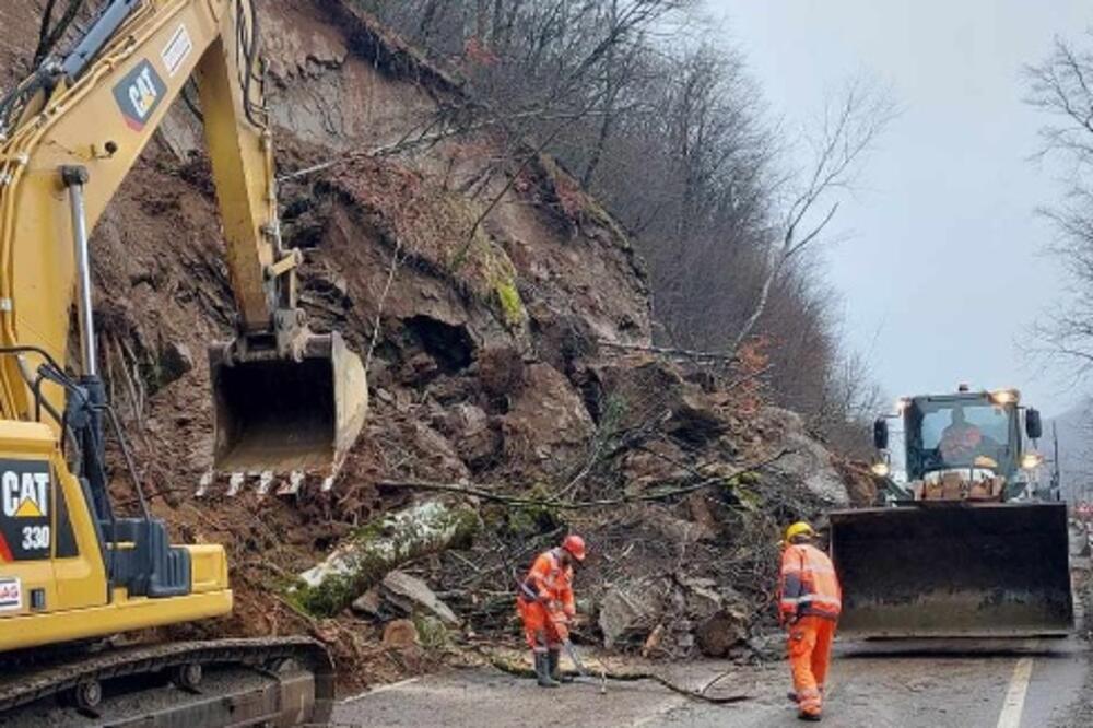 Stravičan odron u Platijama, saobraćaj obustavljen