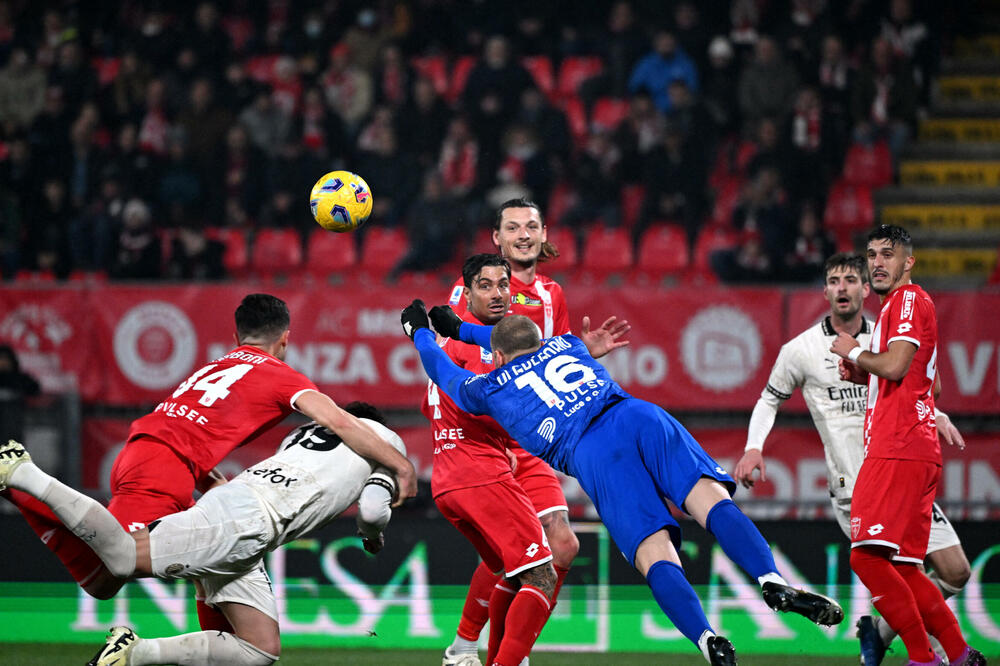 Milan sa igračem manje imao bod u džepu, ali na kraju izgubio od Monce