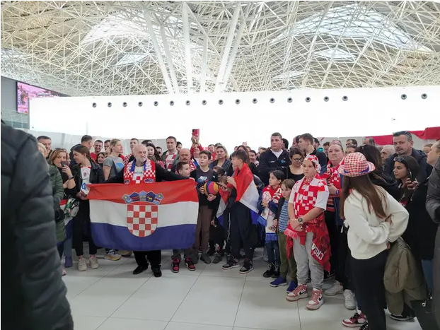 Hrvatska u šoku: Zlatne vaterpoliste u Zagrebu dočekala samo uža rodbina i poneki navijač