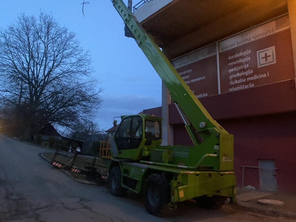 Radnik pao sa dizalice u Beranama, životno ugrožen prevezen u KCCG