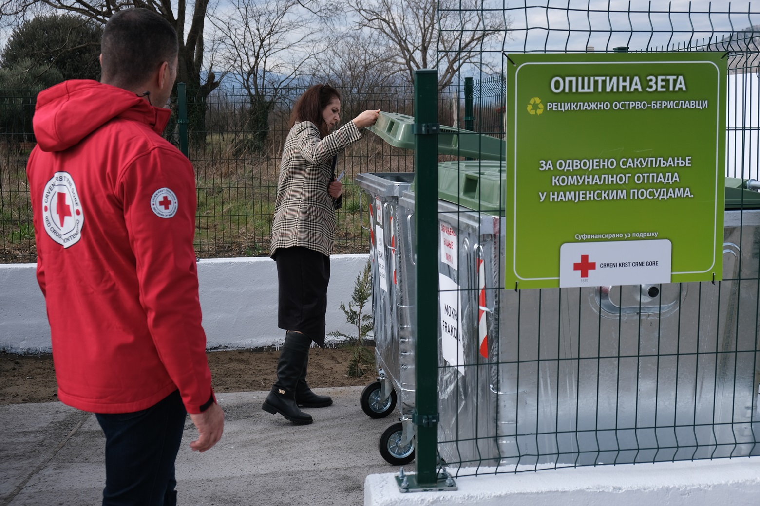 Saradnja Crvenog krsta i Opštine Zeta: Izvršena primopredaja osam kontejnera za odlaganje komunalnog otpada