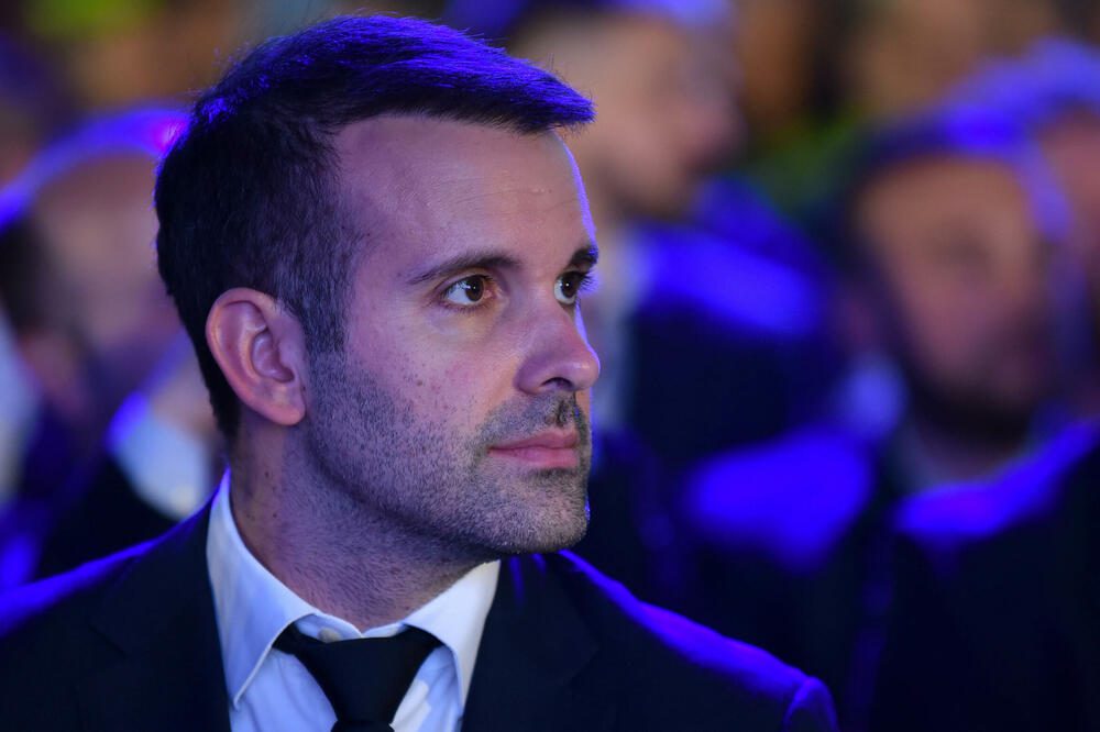 PREMIJER PRED OGLEDALOM