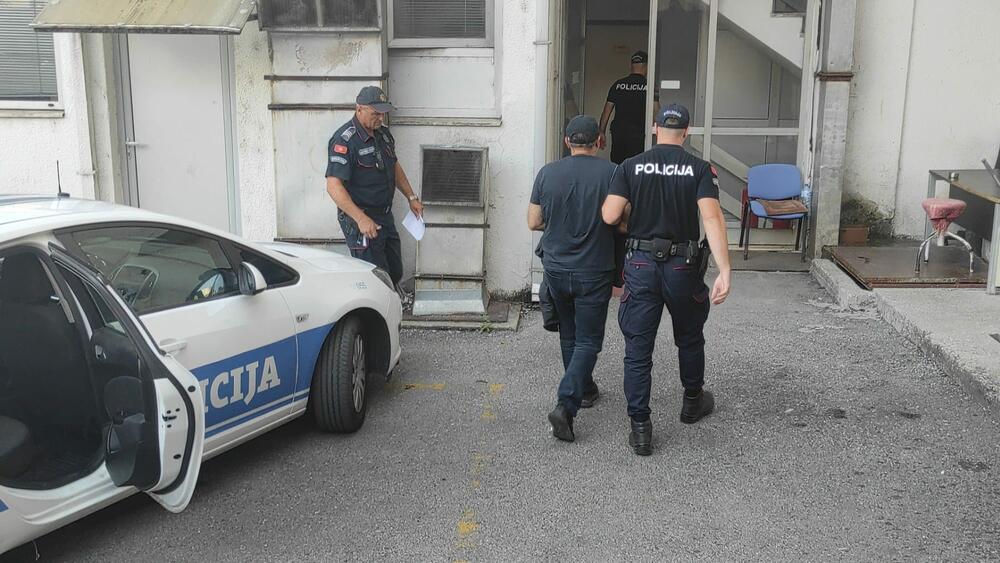 Skaj prepiska braće Mrkić, koji se sa Veljovićem terete za šverc cigareta: „Prodao nas Enes Baković za pare; Pali smo, uzeli su robu, uhapsili zeta, debil“