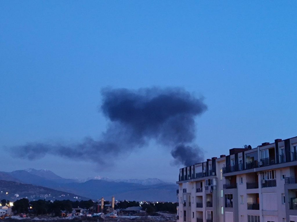 Podgorica: Starim aerodromom širi se gusti crni dim