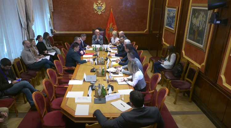 Politički apsurdi: Malo su im informacije iz Gluve sobe lažne, pa malo podnose krivične prijave zbog iznošenja istih tih informacija!