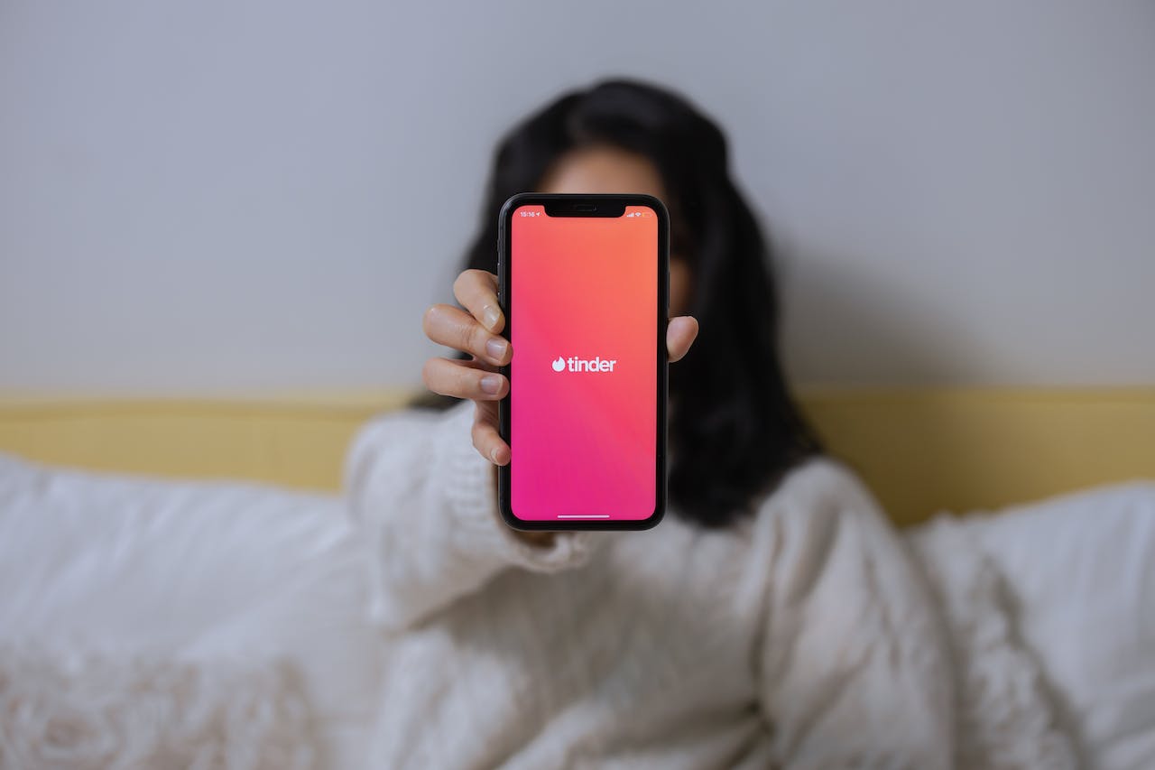 ChatGPT ga povezao sa 5.000 devojaka na Tinderu?