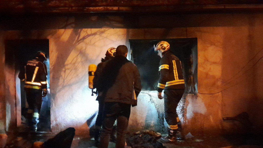 Gorjela kuća u Nikšiću, osam vatrogasaca gasilo požar