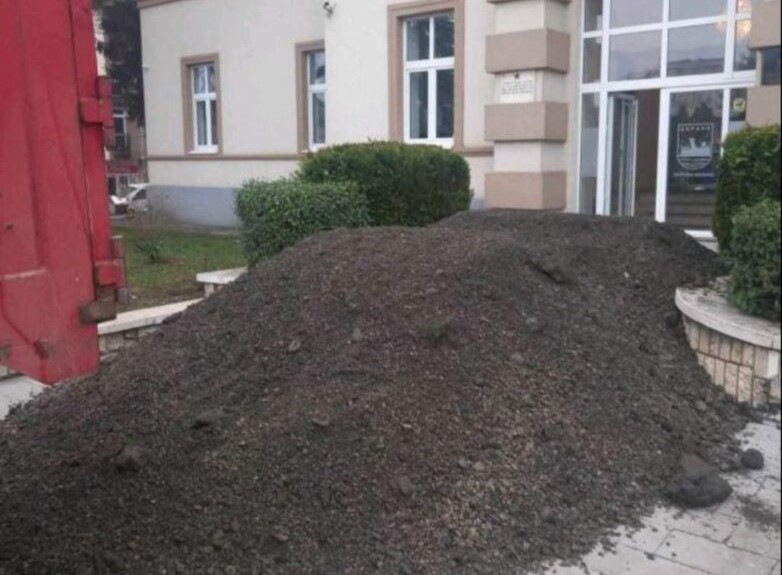 U znak protesta zbog ne otvaranja tunela Jelovica: Ulaz u zgradu Opštine Berane zatrpan zemljom