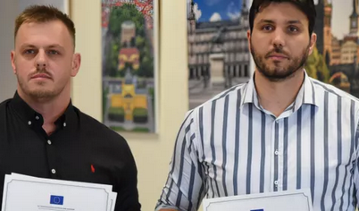Izvlače pare iz naših džepova da se pune ortaci: Direktor Gradska TV namjestio najboljem drugu i saradniku koji radi na RTCG još jedan honorar od narodnih para, dok novinari na Birou rada čekaju posao!