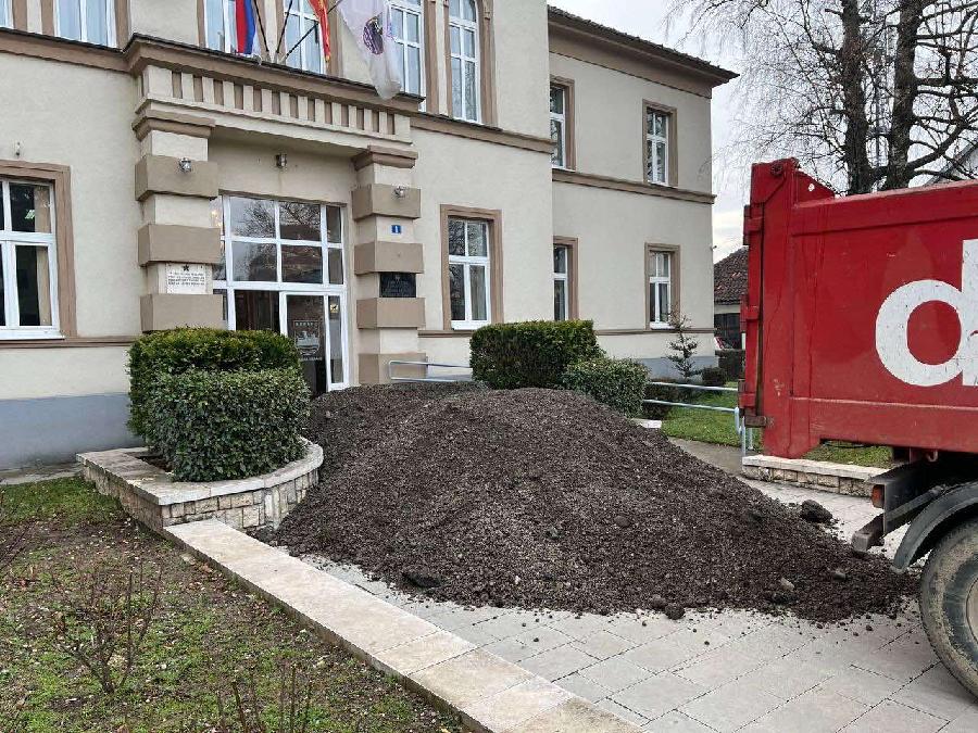 Dvije prijave zbog istovaranja zemlje ispred Opštine Berane