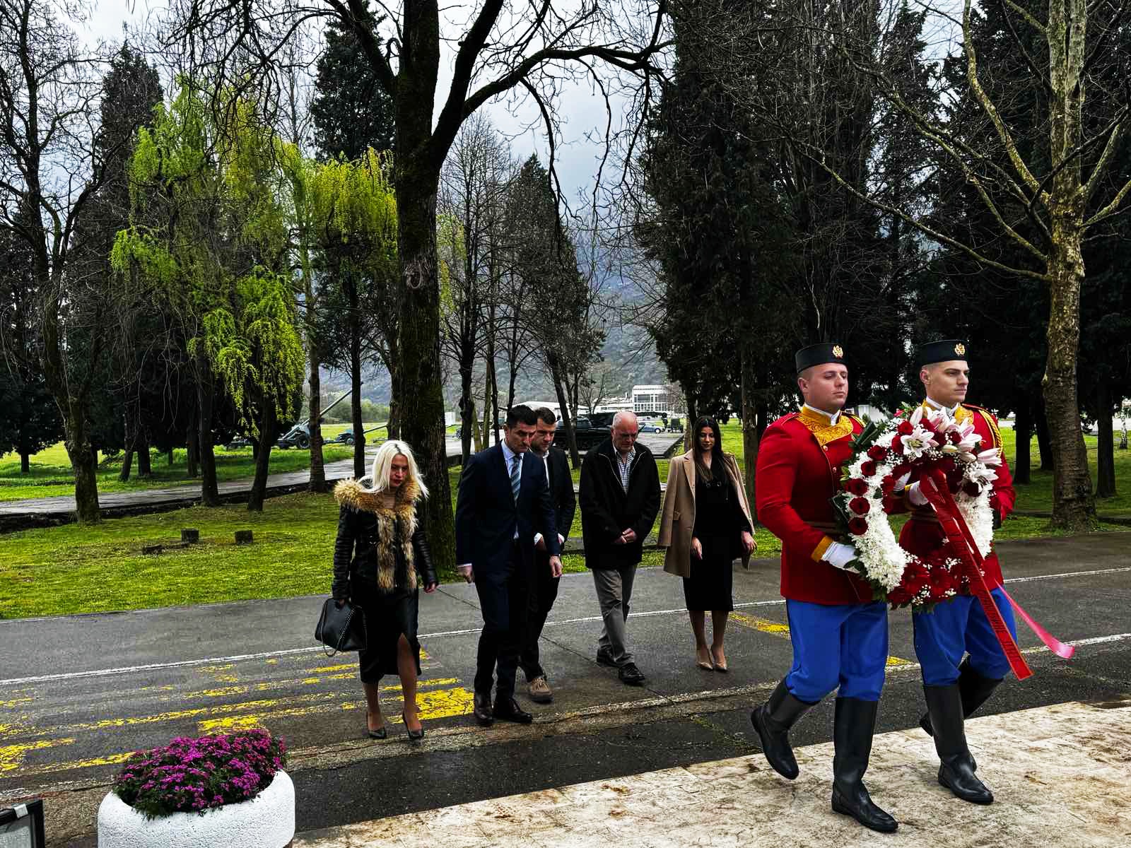 Delegacija DNP-a položila vijenac u Danilovgradu na spomen obilježje prve žrtve NATO agresije