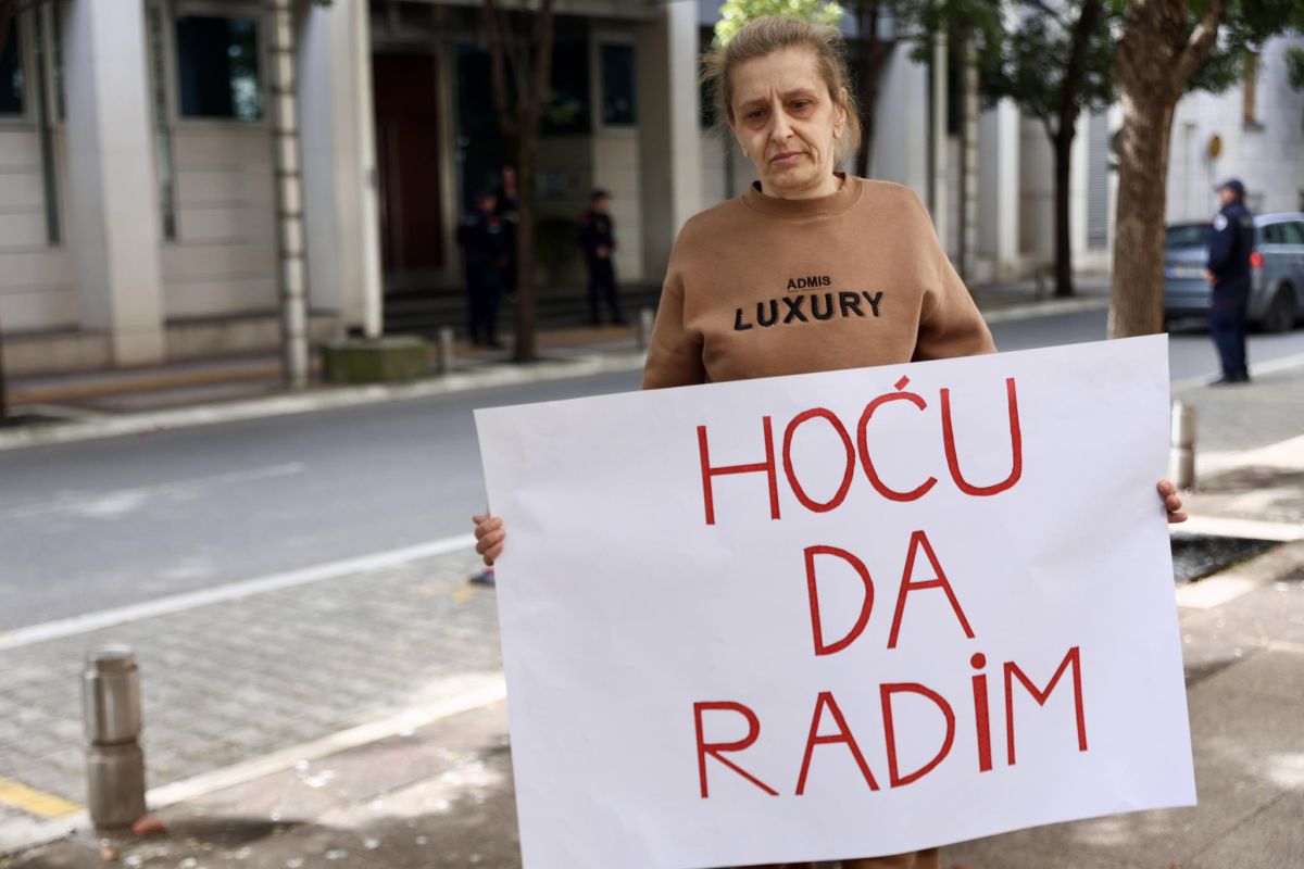 Podgoričanka protestovala ispred Vlade jer godinama ne može doći do zaposlenja: “Hoću posao!”