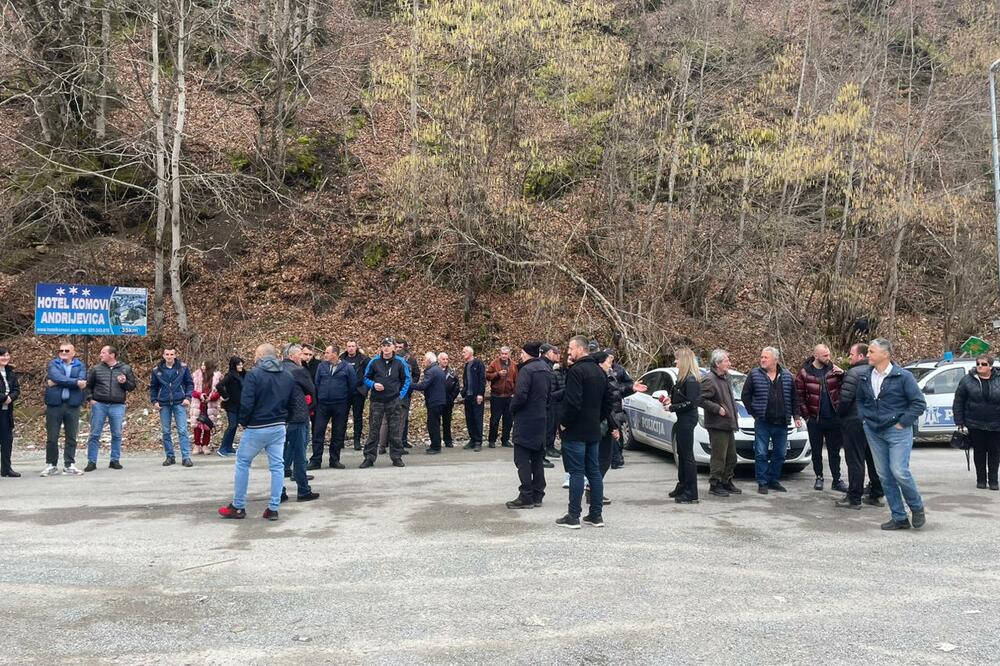 Mještani više kolašinkih sela blokirali saobraćaj: traže hitnu rekonstrukciju puta Mateševo – Andrijevica