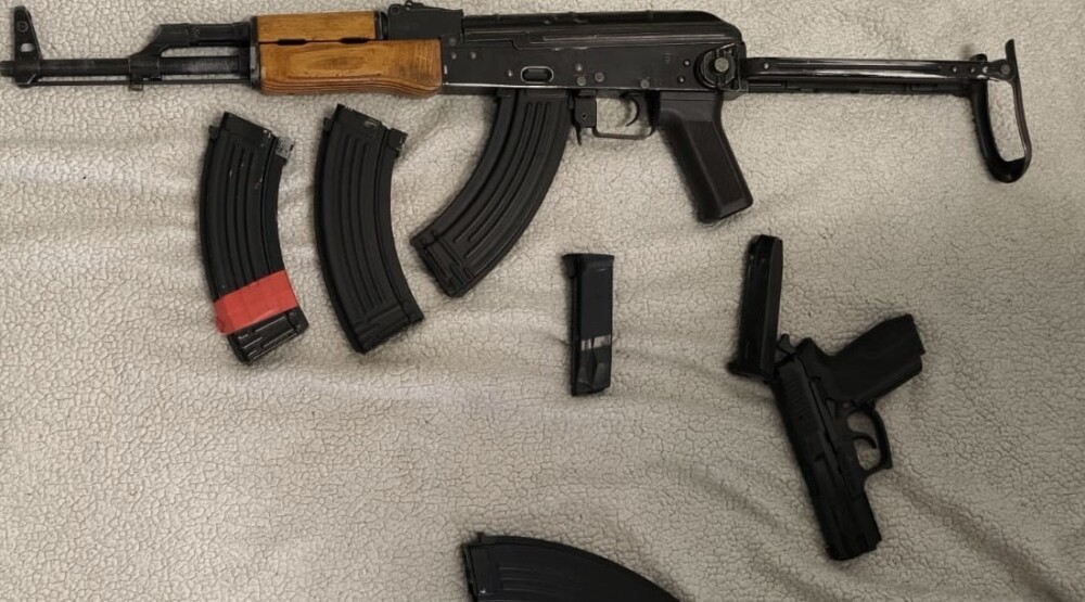 (FOTO) Uhapšen maloljetnik iz Tuzi, slao prijeteće mejlove elektro školi; Policija pronašla čitav arsenal oružja!