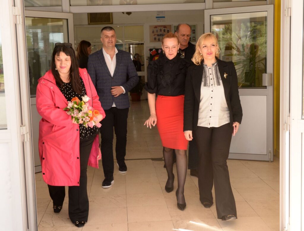 Borovinić Bojović obišla OŠ „Božidar Vuković Podgoričanin“: Ljepše dvorište za ugodniji boravak djece u školi