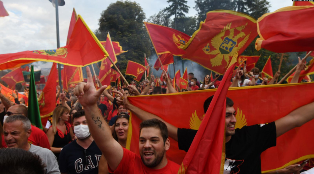 MONTENEGRINSKI LOVOSTAJI I NARAŠTAJI: Vrijeđanje Srba kao patriotska obaveza ili policajac zvoni tri puta!