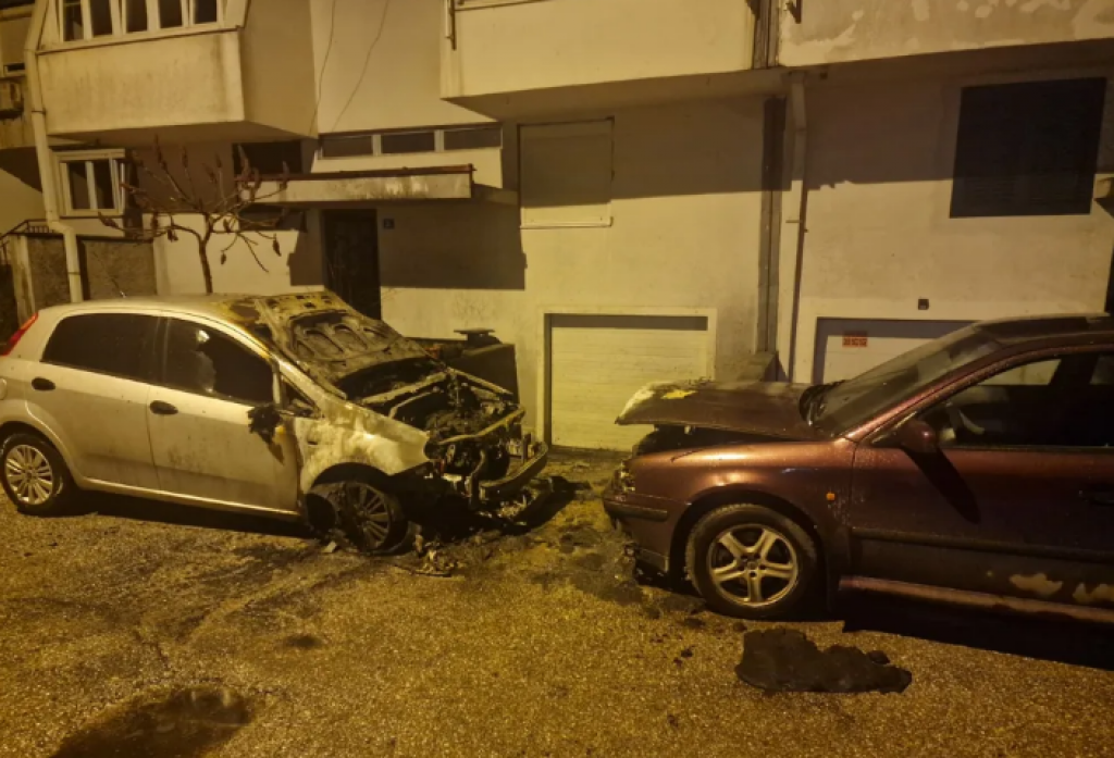 U požaru na Cetinju izgorjela dva vozila