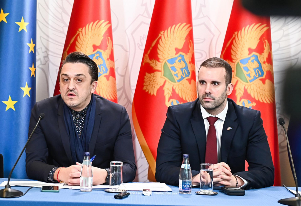 Dolarsko zaduženje i premijerove priče