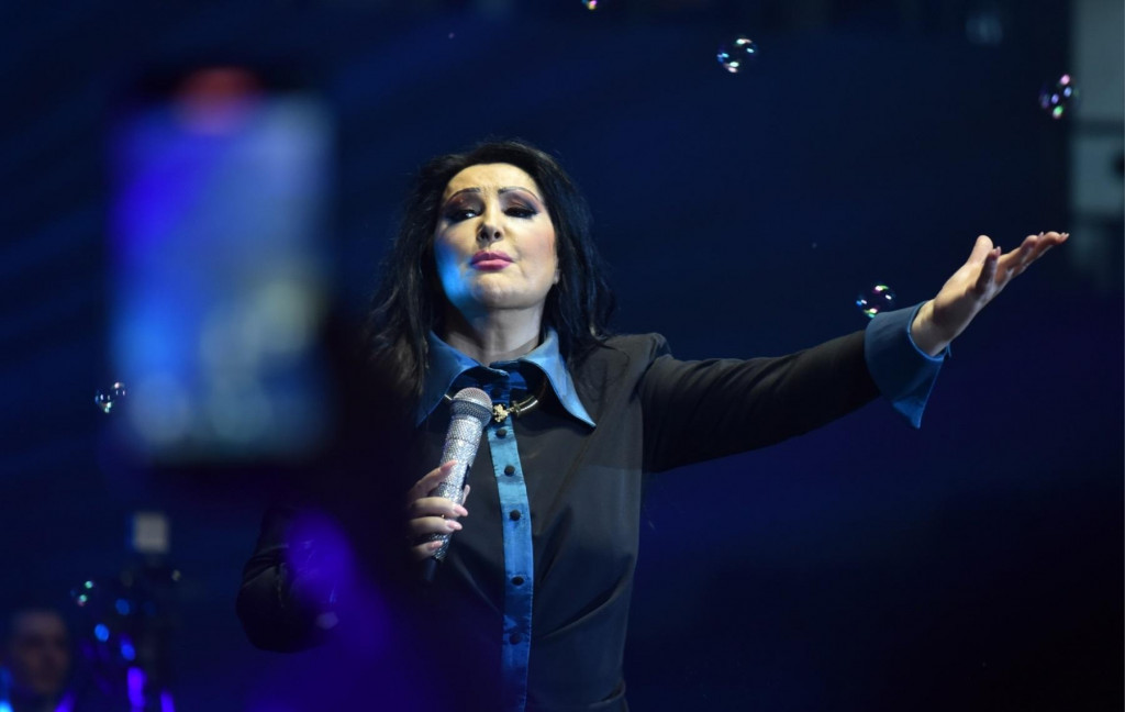 Emotivan susret Dragane Mirković sa podgoričkom publikom: Sjećanje na Zorana Kalezića rasplakalo pjevačicu